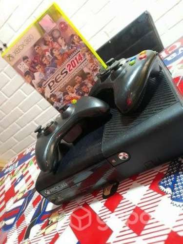 Xbox 360 con 2 controles y 2 juegos