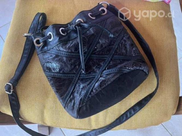 Cartera negra ,bolso para cruzar ,usado como nuevo