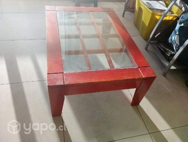 Mesa de Centro de madera con vidrio al interior.