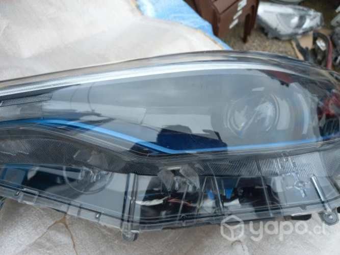 Óptico izquierdo Toyota Corolla Cross (fondo Azul)