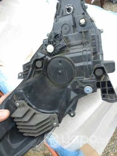 Óptico izquierdo Toyota Corolla Cross (fondo Azul)