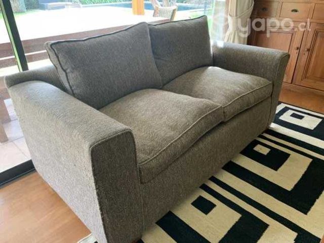 Sofa 2 cuerpos tapizado en tela espiga. Impecable