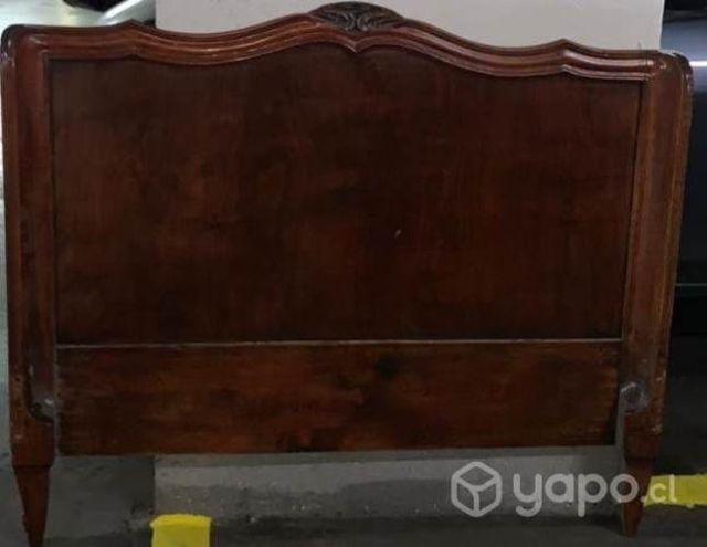 Cama antigua estilo Normando