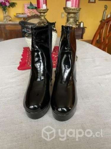 Botas de charol