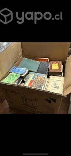 Caja grande con libros antiguos
