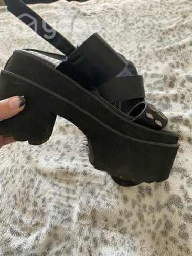 Sandalias negras con tachas.