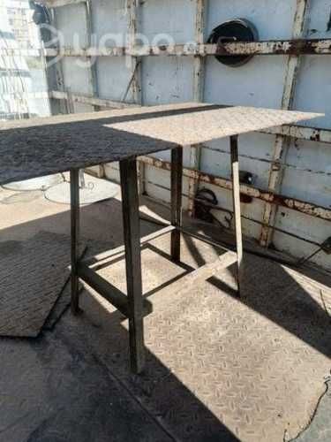 Mesón metálico con cubierta de plancha diamantada