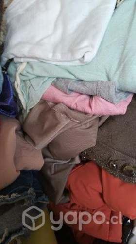 Bolsa con ropa y otros.