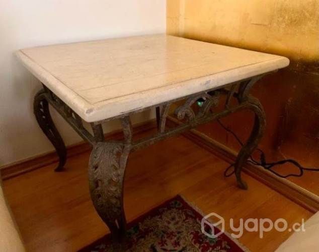 Mesa lateral antigua con cubierta de Marmol