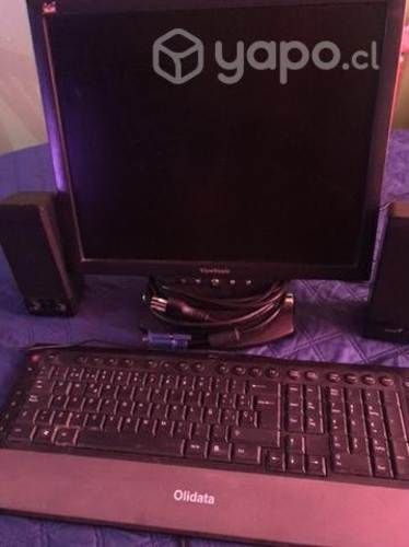Monitor de pc, parlantes y teclado