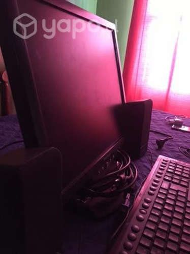 Monitor de pc, parlantes y teclado