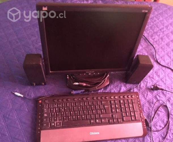 Monitor de pc, parlantes y teclado