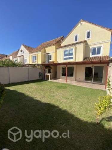 Acogedora casa en condominio Lomas de Montemar