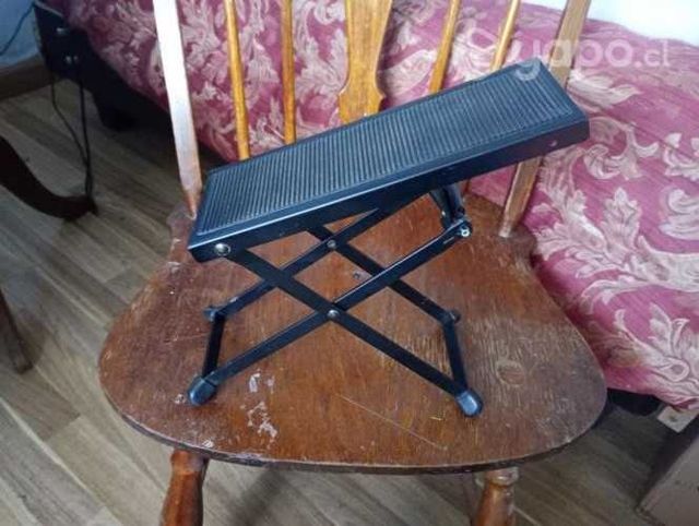 Banquito apoya pie guitarra