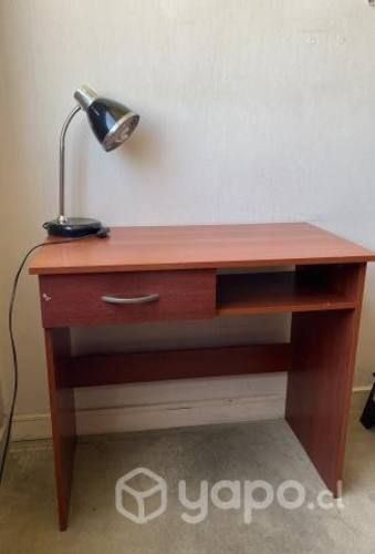 Escritorio de madera + lámpara 35.000
