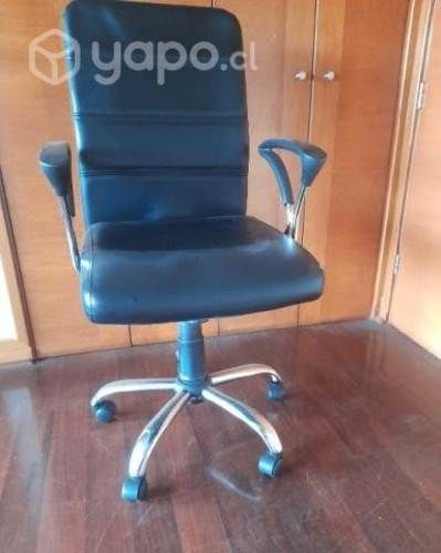 Silla de escritorio regulable la altura. Buen esta