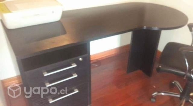 Escritorio negro con herrajes en color plateado