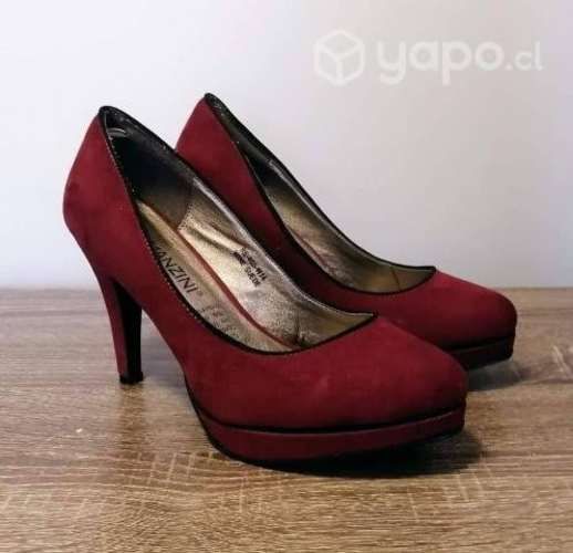 Zapatos burdeo