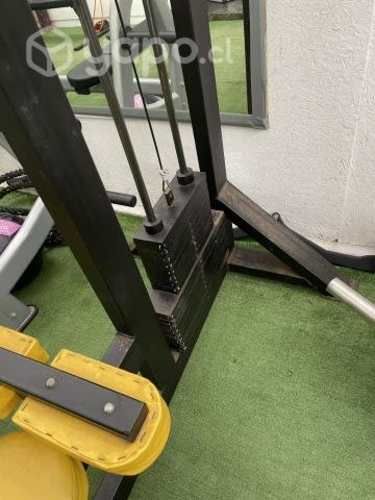 Máquina jalón al pecho o espaldera dorsalera