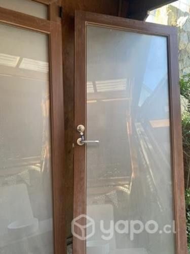 Puerta de aluminio con vidrio templado