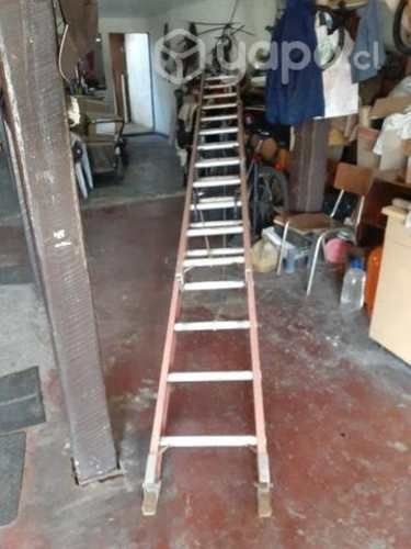 Escalera telescópica de fibra.