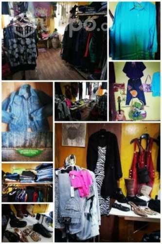 Mucha ropa moderna, accesorios y artesanía