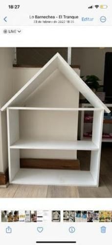 Repisa madera con forma de casa