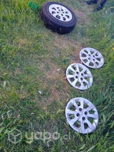 4 llantas con neumáticos y tapas originales del ki