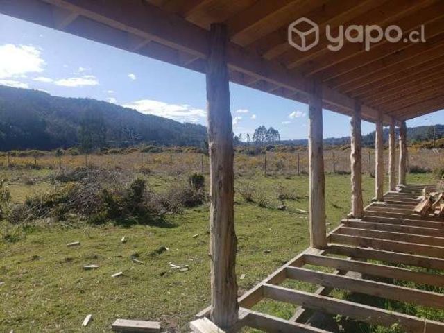 Casa o quincho en construcción, sector Río Chico