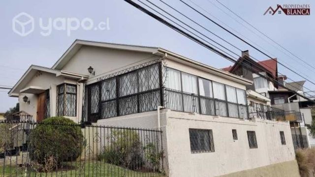 Amplia casa con 3 lofts independientes