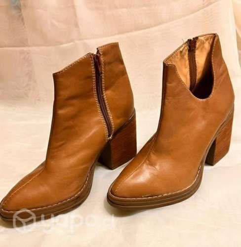 Botin de cuero, Marca Romano, color Negro.