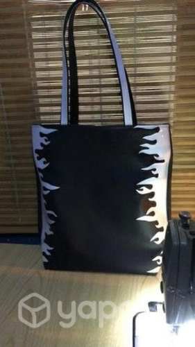 Carteras y bolsos hechos en eco cuero