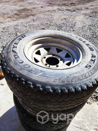 Neumáticos de samurai con llantas