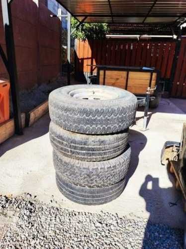 Neumáticos de samurai con llantas