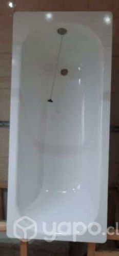 Impecable tina de baño grande más griferia