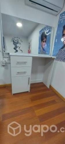 Espejo y mueble de peluquería