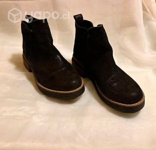 Botines marca Romano color Negro.