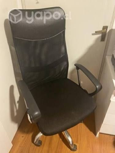 Silla de oficina negra cromada con respaldo