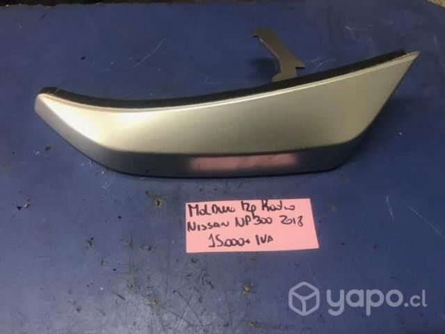 Moldura izquierda radio Nissan NP300 2018