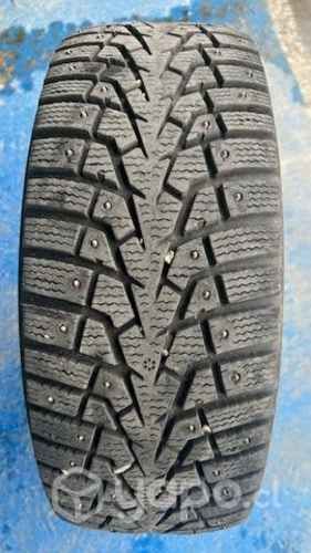 Neumáticos con clavos excelente estado