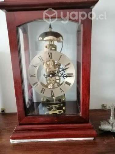 Reloj con maquina a la vista