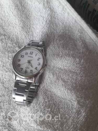 Reloj casio ltp1303 mujer funcionando.Con rayones