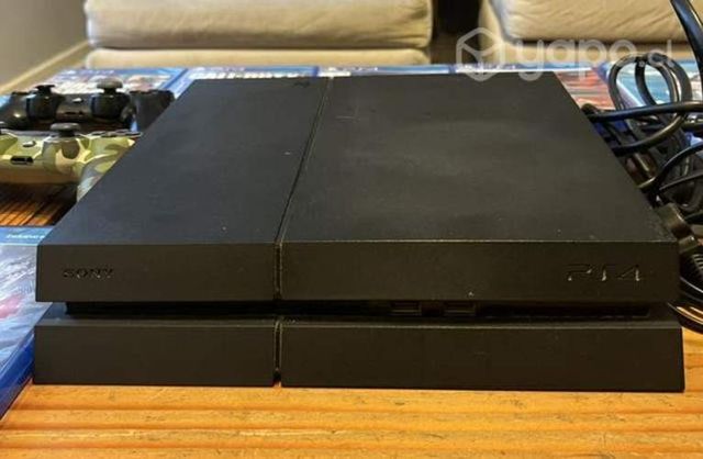 Play Station 4 + 2 mandos + 8 juegos