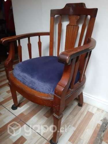 Sitial antiguo de madera