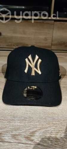 Jockey New Era negro dorado