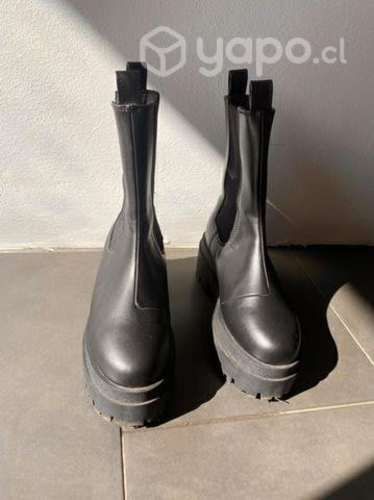 Botas negras nuevas