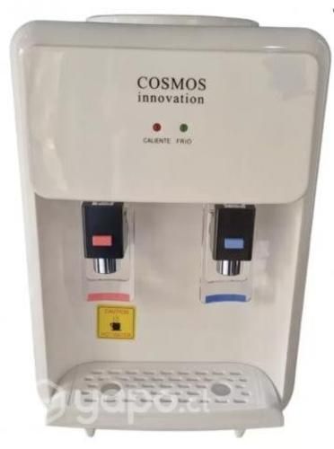 Dispensador de agua sobre mesa con ventilador