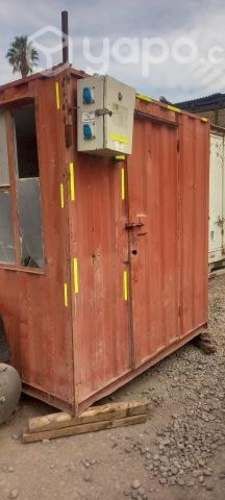 Bodega metálica con puerta y ventana