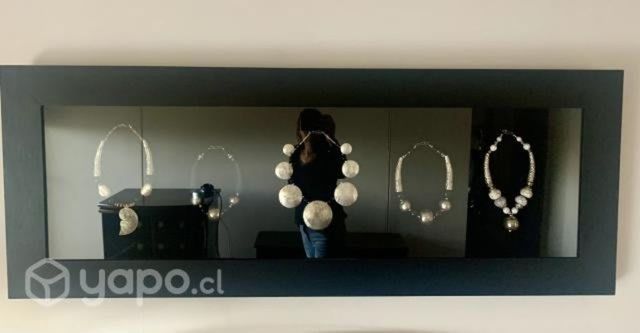 Cuadro 5 collares, marco de madera y vidrio