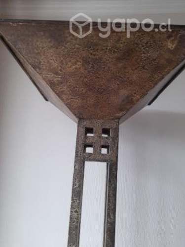 Lámpara de pie de fierro pintado al oxido.Impecabl